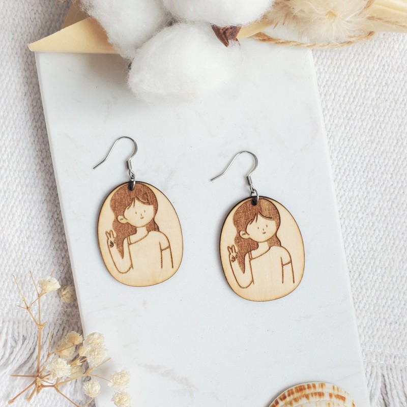 Boucles d'oreilles en bois vernies